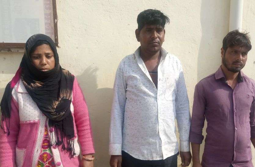 पति-पत्नी ने घर बुला सबके सामने निर्वस्त्र कर वीडियो बनाया, बलात्कार में फंसाने की दी धमकी पति-पत्नी ने घर बुला सबके सामने निर्वस्त्र कर वीडियो बनाया, बलात्कार में फंसाने की दी धमकी