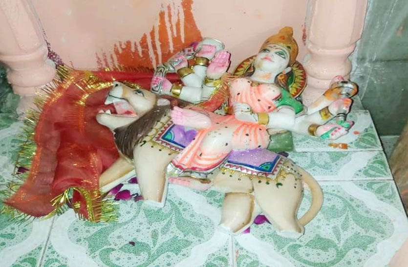 चामुण्डा माता की मूर्ति खण्डित कर लड्डू गोपाल की मूर्ति चोरी कर नले गए चोर चामुण्डा माता की मूर्ति खण्डित कर लड्डू गोपाल की मूर्ति चोरी कर नले गए चोर