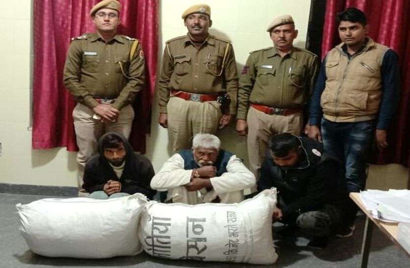 कार की तलाशी ली तो पुलिस को मिला 24 किलो 200 ग्राम गांजा कार की तलाशी ली तो पुलिस को मिला 24 किलो 200 ग्राम गांजा