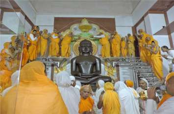 Lord Adinath was consecrated भगवान आदिनाथ का श्रद्धालुओं ने किया महामस्तकाभिषेक