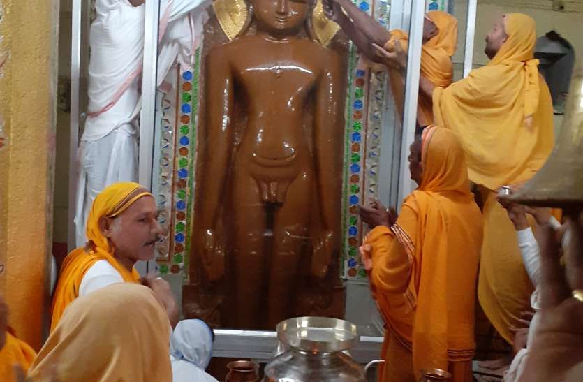 लटेरी। धर्मसभा को संबोधित करते आचार्य आर्जवसागर महाराज। , पठारी। भगवान आदिनाथ का अभिषेक करते श्रद्धालु। जैन समाज धूमधाम से मनाया भगवान आदिनाथ का निर्वाण महोत्सव