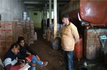 Printed on three farms, samples taken at two places, goods of expiry d तीन फर्मों पर छापा, दो जगह लिए नमूने, एक पर मिला एक्सपाइरी डेट का सामान