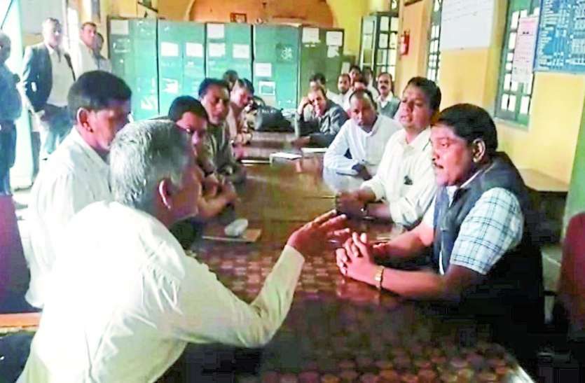 पंचायत चुनाव में डबल ड्यूटी को लेकर शिक्षकों ने जताई नाराजगी पंचायत चुनाव में डबल ड्यूटी को लेकर शिक्षकों ने जताई नाराजगी