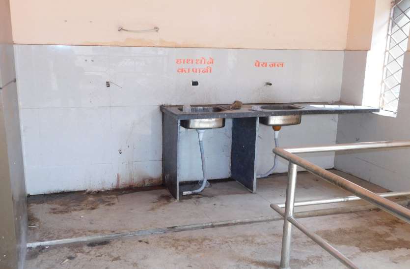 Water booth became a show-piece at the bus stand बस स्टैंड पर शो-पीस बना वॉटर बूथ, दूषित गंदा पानी पीने मजबूर यात्री