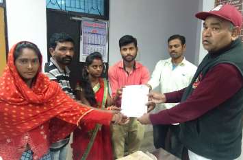 Two couples got marriage certificate दो जोड़ों को मिला विवाह प्रमाण पत्र
