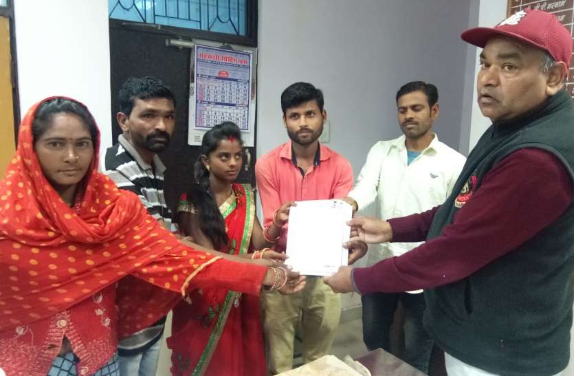 दो जोड़ों को मिला विवाह प्रमाण पत्र दो जोड़ों को मिला विवाह प्रमाण पत्र