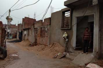 Jewelry sold in want of a solid house, becoming a borrower पक्के आवास की चाह में बिके जेवर, बन रहे कर्जदार