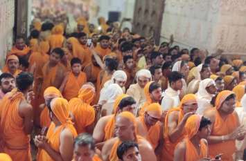 The audience gathered at the Big Baba Nirvana Festival in Kundalpur कुंडलपुर में बड़े बाबा निर्वाण महोत्सव में लाडू चढ़ाने उमड़े श्रावक, हुए कई कार्यक्रम