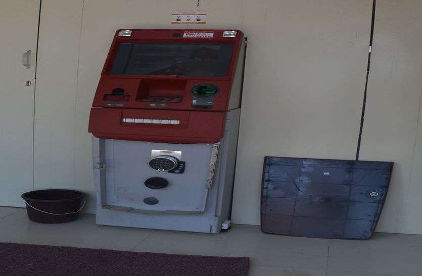 अंदर का स्क्रू खुल जाता तो लुट जाता एटीएम....नींद में है पुलिस! अंदर का स्क्रू खुल जाता तो लुट जाता एटीएम....नींद में है पुलिस!