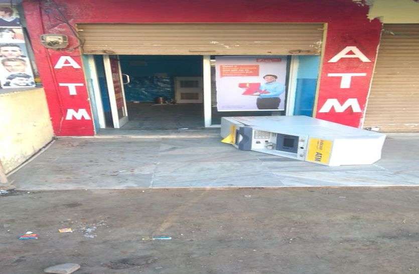 ATM broke with hook, attempts to take in car, millions of rupees saved हुक लगाकर तोड़ा एटीएम, गाड़ी में ले जाने का प्रयास, लाखों रुपए लूट से बचे