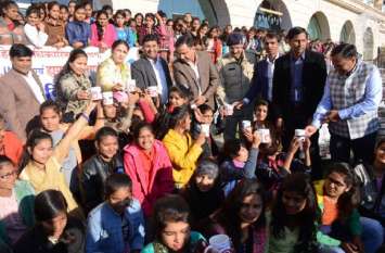Girls watched the chhapaak movie on National Girl Child Day ऐसी परिस्थितियों से गुजरना पड़ता है एक महिला को, देख कर दंग रह गई बालिकाएं
