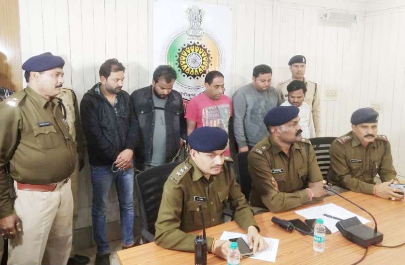 2.5 लाख की कफ सिरप तस्करी करते 5 आरोपी गिरफ्तार, 2 MR सहित दो मेडिकल संचालक के खिलाफ अपराध दर्ज 2.5 लाख की कफ सिरप तस्करी करते 5 आरोपी गिरफ्तार, 2 MR सहित दो मेडिकल संचालक के खिलाफ अपराध दर्ज