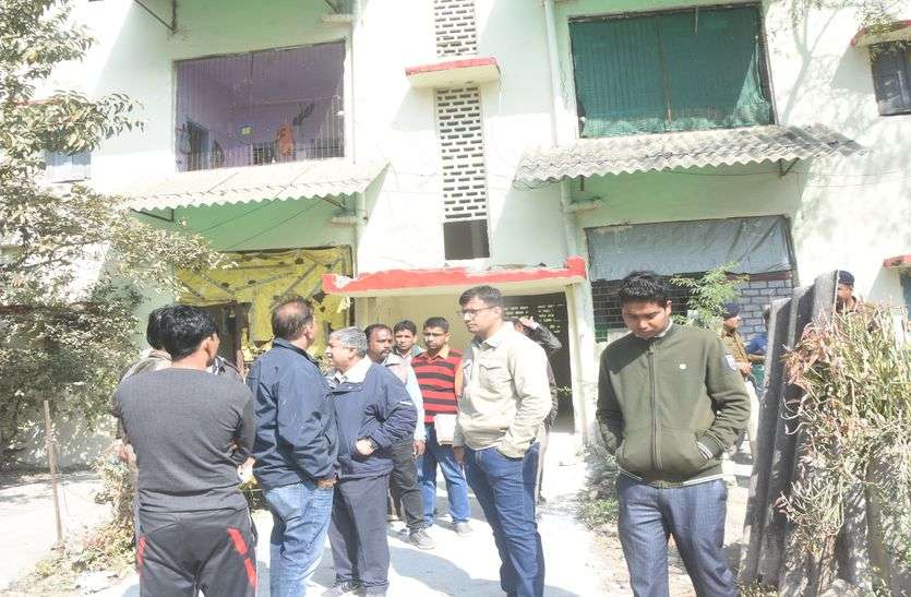 Dabangs occupy railway house VIDEO रेलवे आवास में दबंगों का कब्जा