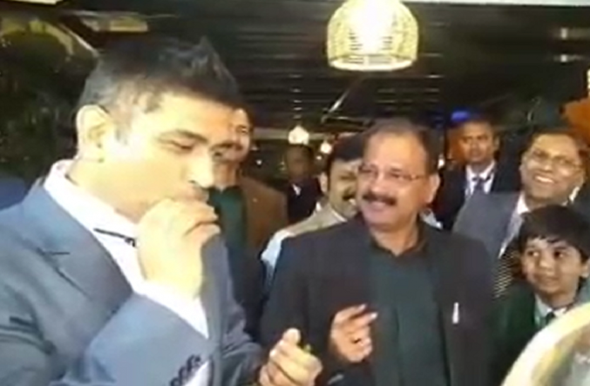 ms Dhoni played the whistle with a leaf in front of CM Hemant Soren of Jharkhand झारखंड के सीएम हेमंत सोरेन के सामने महेंद्र सिंह धोनी ने बजाई पत्ते से सीटी, वीडियो वायरल