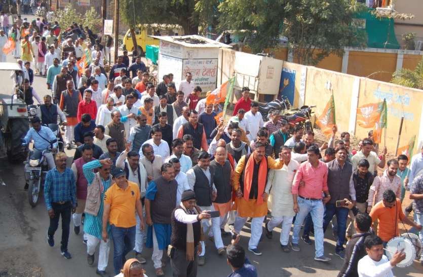 भाजपाइयों ने कलेक्ट्रेट के सामने प्रदर्शन किया, सरकार के खिलाफ की नारेबाजी भाजपाइयों ने कलेक्ट्रेट के सामने प्रदर्शन किया, सरकार के खिलाफ की नारेबाजी