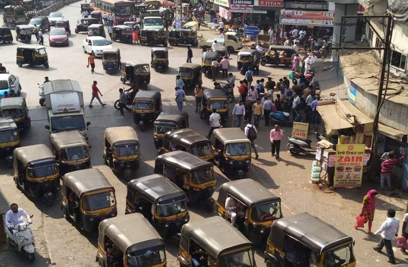 Maha Traffic News: बीच सड़क पर भरते हैं सवारी, हाल ही में एक रिक्शा चालक ने की है हत्या Maha Traffic News: बीच सड़क पर भरते हैं सवारी, हाल ही में एक रिक्शा चालक ने की है हत्या
