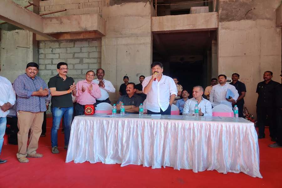 Maha Mhada News: 15 दिनों में पात्रा चॉल का मुद्दा हो साफ, गृह निर्माण मंत्री ने किया दौरा