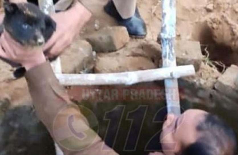 police पिल्लों को बचाने के लिए सांपों से भरे कुएं में उतर गया पुलिस अफसर, लोग बोले ये है असली हीरो