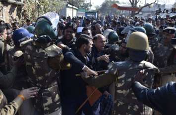 Police clash with the people stopping the dead bodies, BJP MLA clashed धनप्रसाद की शव यात्रा रोक रहे लोगों से पुलिस की झड़प, मुक्तिधाम में जाने से रोकने पर भिड़े भाजपा विधायक