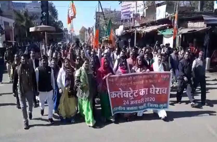 भाजपा का प्रदर्शन: आपने ही नेता को ले लिया निशाने पर, अब बीजेपी टेंशन में - with Video ... भाजपा का अजब गजब प्रदर्शन: अपने ही नेता को ले लिया निशाने पर, बीजेपी टेंशन में- video ...
