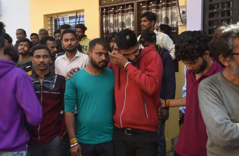 मौत से पहले युवक ने सोशल मीडिया पर 'इश्क की कहानी में मरे हैं हम, हमारा नाम तारीखों में लिखनाÓ पोस्ट डाली और प्यार में असफल होने पर खुद को मारी गोली मौत से पहले युवक ने सोशल मीडिया पर 'इश्क की कहानी में मरे हैं हम, हमारा नाम तारीखों में लिखनाÓ पोस्ट डाली और प्यार में असफल होने पर खुद को मारी गोली