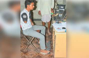 divyang shantilal sharma computer running his feet इस युवक ने हाथ गंवा दिए पर हौसला कायम, पैरों से चला रहे कम्प्यूटर