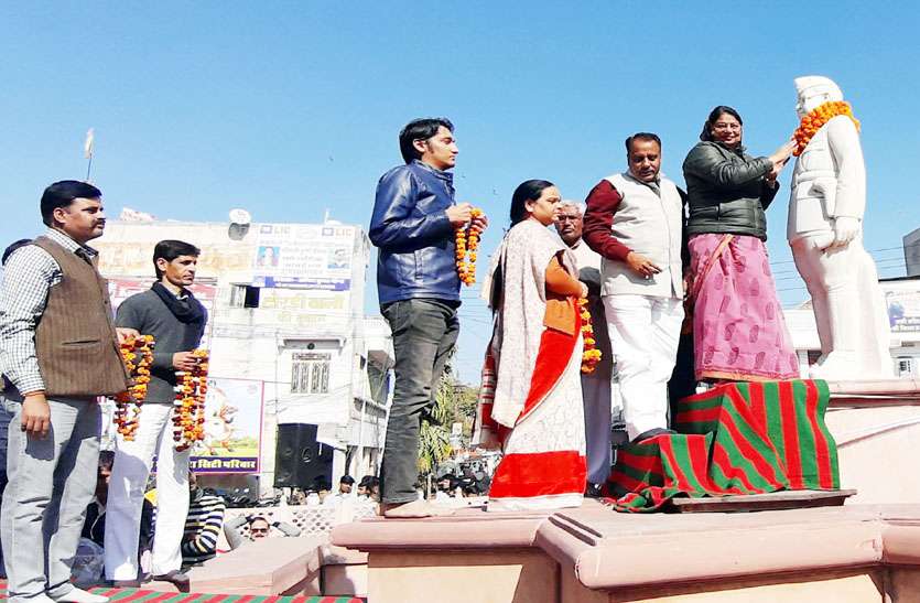 जिलेभर में मनाई सुभाष जयंती , निकाला पथ संचलन, माला पहनाकर किया याद जिलेभर में मनाई सुभाष जयंती , निकाला पथ संचलन, माला पहनाकर किया याद