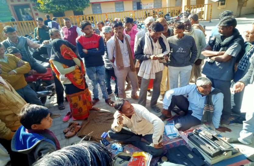 Husband, wife and him पति और तीन बच्चों को छोड़ प्रेमी के साथ बसाया घर