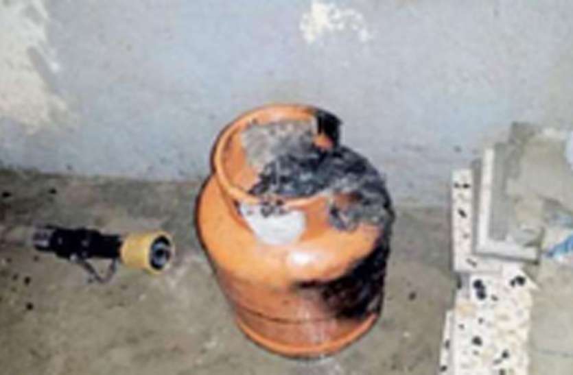 जन्मदिन पर दोस्त पी रहे थे कोल्डड्रिंक, एक ही पल में मच गई चीख पुकार जन्मदिन पर दोस्त पी रहे थे कोल्डड्रिंक, एक ही पल में मच गई चीख पुकार