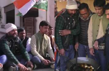 Congress Protest against BJP Government in Uttar Pradesh Azamgarh पकौड़ा तला, फिर जूता पॉलिश किया, कांग्रेसियों ने ऐसे किया भाजपा सरकार का विरोध