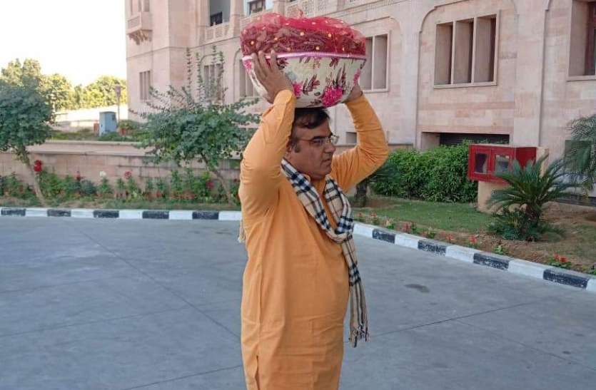 Look here locusts ये देखो टिड्डियां!