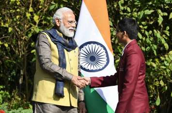 pm praises winner of national children awardee students of kota coachi राष्ट्रीय बाल शक्ति पुरस्कार विजेता एलन स्टूडेंट्स जैनिशा व देवेश से पीएम मोदी ने की मुलाकात