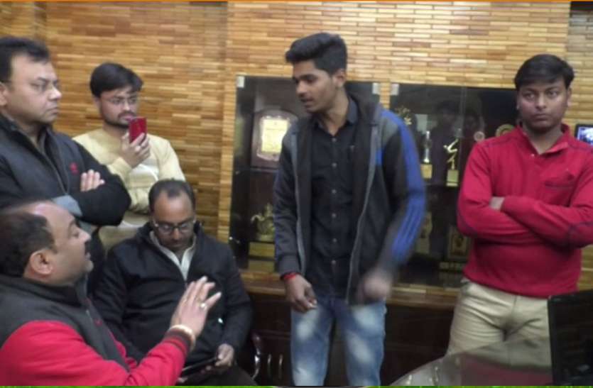 प्रैक्टिकल में अच्छे अंकों को लेकर विवाद, छात्रों ने शिक्षकों को दौड़ा-दौड़ाकर पीटा प्रैक्टिकल में अच्छे अंकों को लेकर विवाद, छात्रों ने शिक्षकों को दौड़ा-दौड़ाकर पीटा