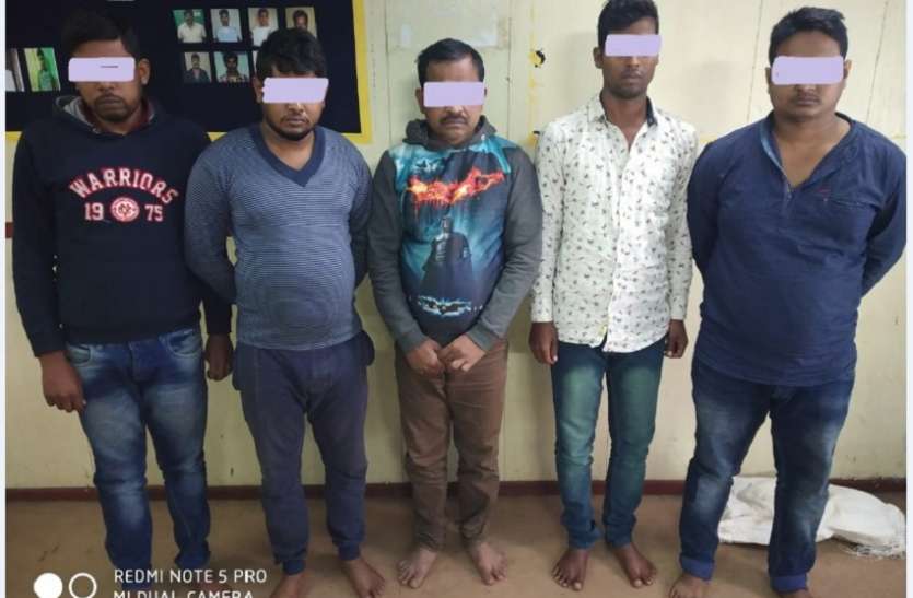 109 किलोग्राम गांजा के साथ पांच तस्कर गिरफ्तार 109 किलोग्राम गांजा के साथ पांच तस्कर गिरफ्तार