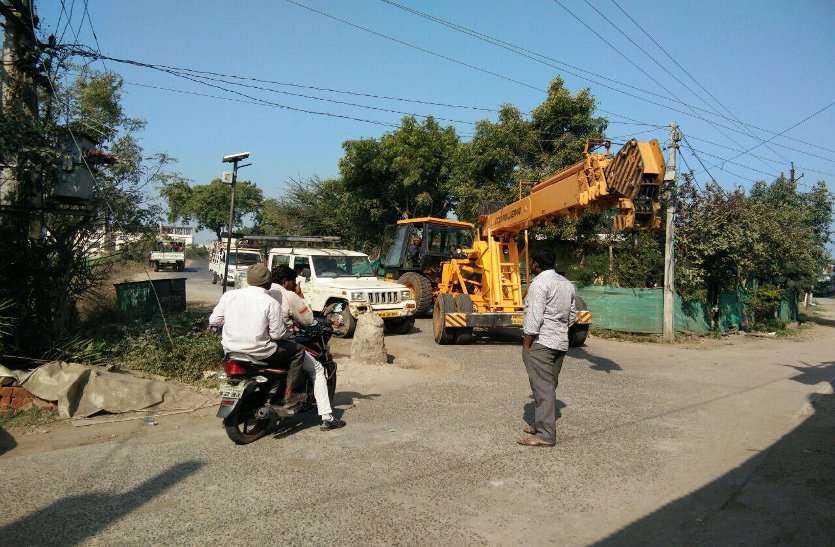 टोल टैक्स बचाने के चक्कर में लोगों की ले लेते जान टोल टैक्स बचाने के चक्कर में लोगों की ले लेते हैं जान