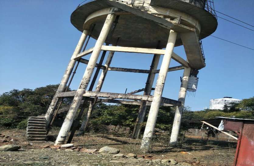 मेंडोरा ओवरहेड टैंक के नीचे हादसे की आशंका मेंडोरा ओवरहेड टैंक के नीचे हादसे की आशंका