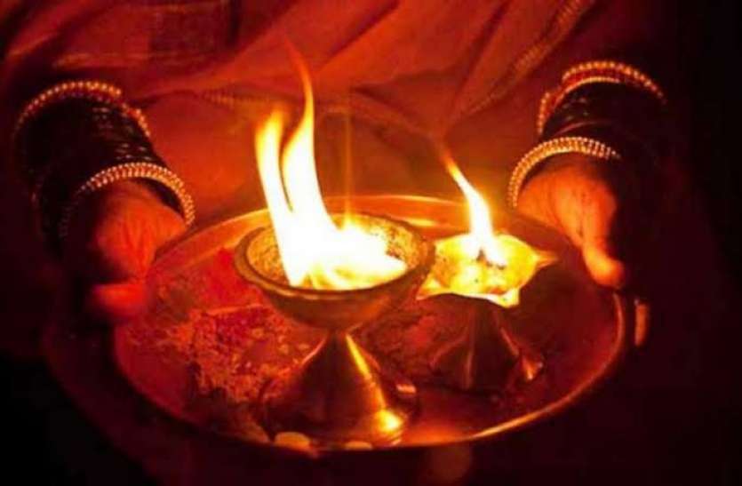 diya.jpg घर में रोज ऐसे जलाएं दीपक, खुल जाएंगे किस्मत के द्वार