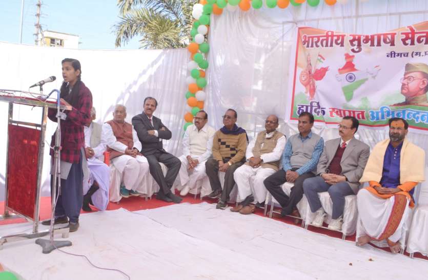 यहां बच्चों की प्रतिभा देख वाह वाह कर उठे लोग यहां बच्चों की प्रतिभा देख वाह वाह कर उठे लोग
