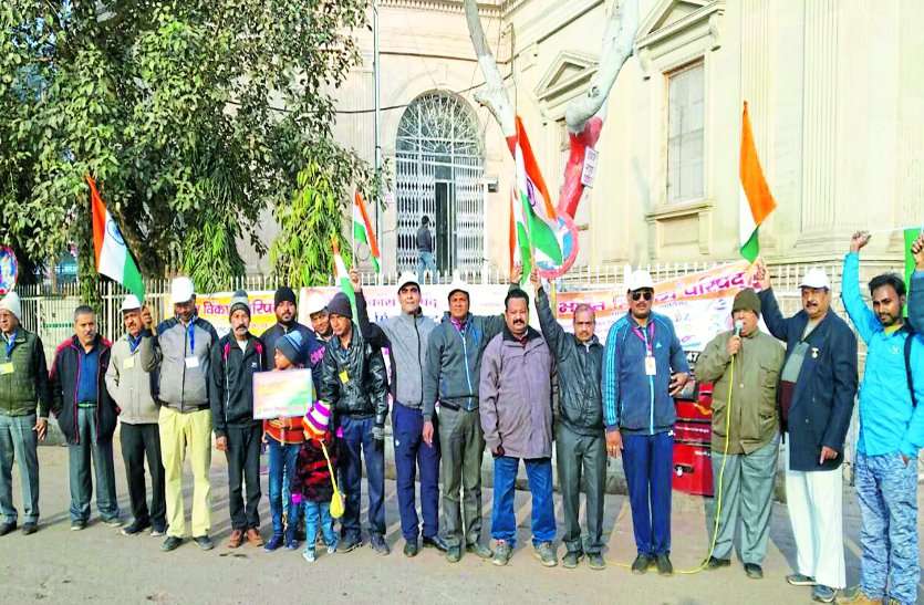 26 january republic day in maharaj bada gwalior यहां राष्ट्रगान और राष्ट्रध्वज के प्रति लोगों में बढ़ा रहे सम्मान