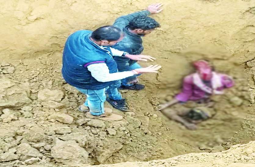 young man death in soil erosion in bhind मिट्टी का टीला धंसका, एक की मौत, दूसरा घायल, गांव में मातम