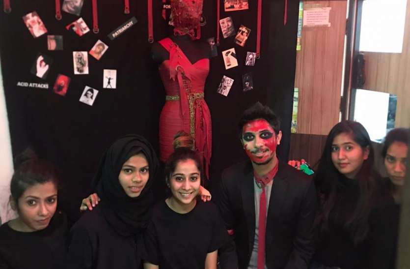 , स्टूडेंट डिजाइनर्स ने नॉन टेक्सटाइल गारमेंट्स प्रोजेक्ट के तहत उन डिसप्ले की ड्रेस