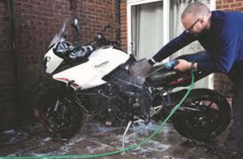 bike care बाइक धोने से खराब हो जाता है पेंट, इस तरह सालों-साल रखें नई