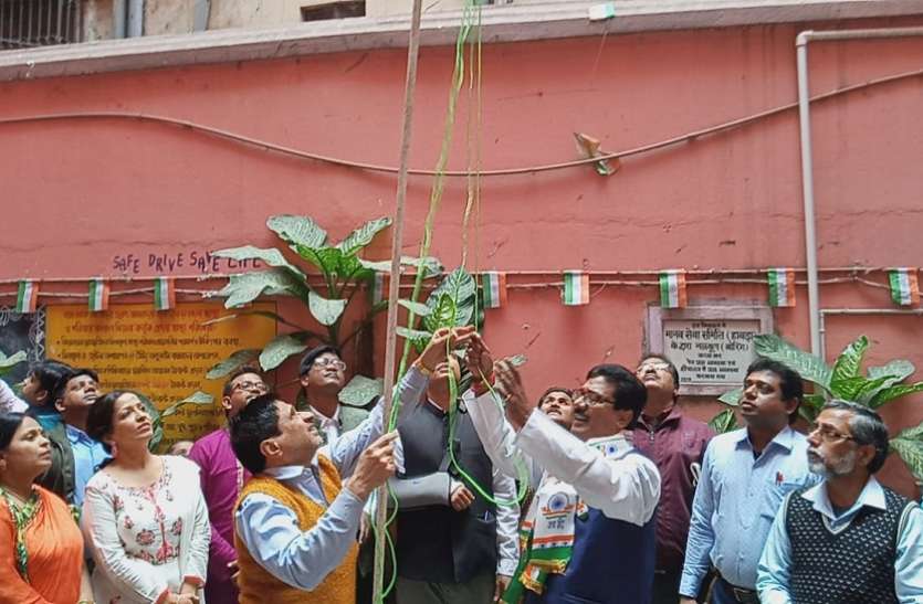 हावड़ा हिन्दी हाई स्कूल में झंडोतोलन हावड़ा हिन्दी हाई स्कूल में झंडोतोलन