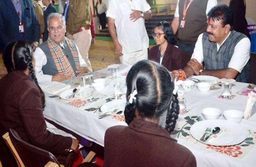 रायपुर : जब छात्र ने मुख्यमंत्री भूपेश से पूछ लिया-नेता बनने के लिए क्या-क्या जरूरी है ? सीएम ने दिया दिलचस्प जवाब रायपुर : जब छात्र ने मुख्यमंत्री भूपेश से पूछ लिया-नेता बनने के लिए क्या-क्या जरूरी है ? सीएम ने दिया दिलचस्प जवाब
