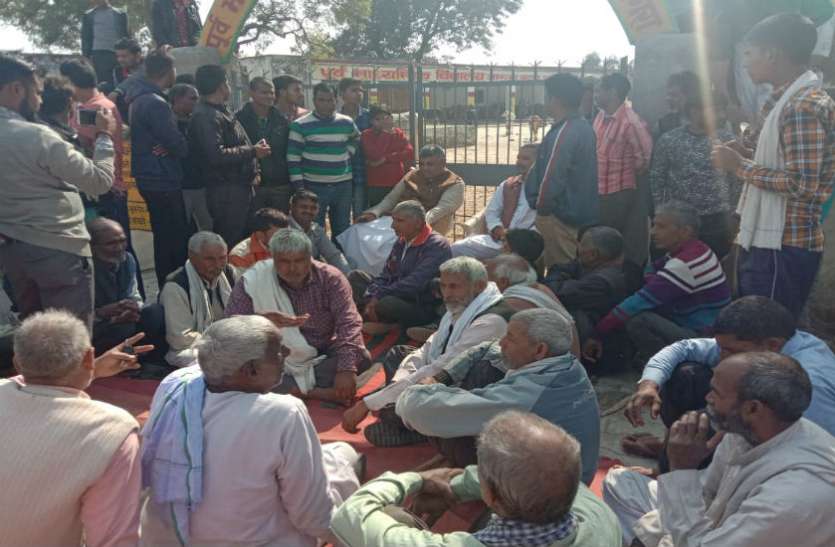 आवारा गोवंश को विद्यालय में किया बंद, किसानों के साथ धरने पर बैठे पूर्व भाजपा सांसद आवारा गोवंश को विद्यालय में किया बंद, किसानों के साथ धरने पर बैठे पूर्व भाजपा सांसद