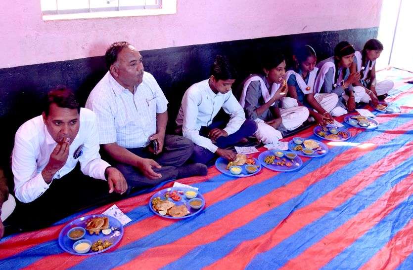Food is being distributed free of cost to the cleaning workers and poo सफाई कर्मियों व गरीबों को नि:शुल्क वितरित हो रहा खाना