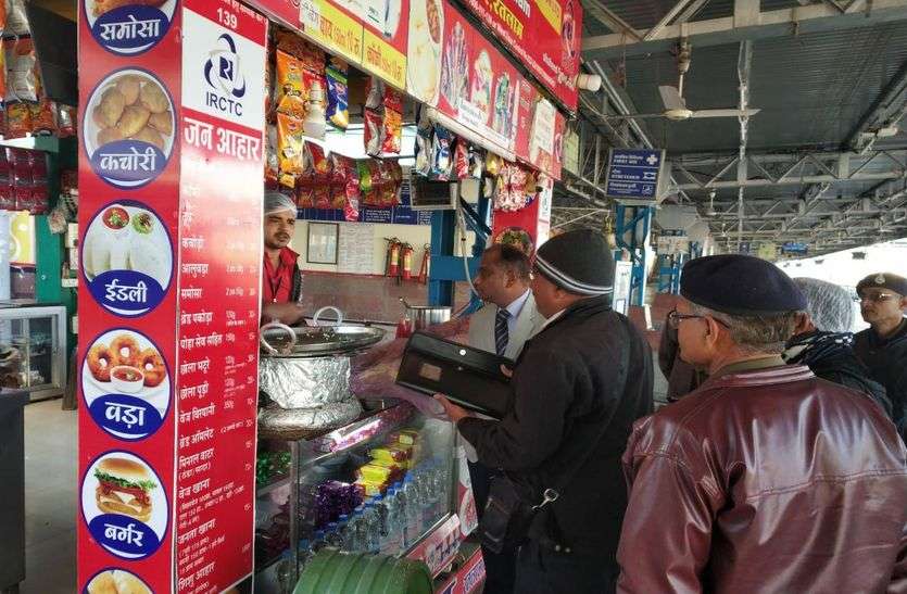 surprise check at the railway magistrate ratlam station रेलवे मजिस्ट्रेट की स्टेशन पर औचक जांच में कई अनियमितता मिली