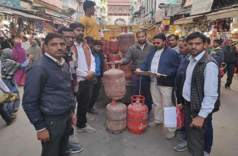 रसद विभाग की कार्रवाई, दल को विरोध का करना पड़ा सामना रसद विभाग की कार्रवाई, दल को विरोध का करना पड़ा सामना