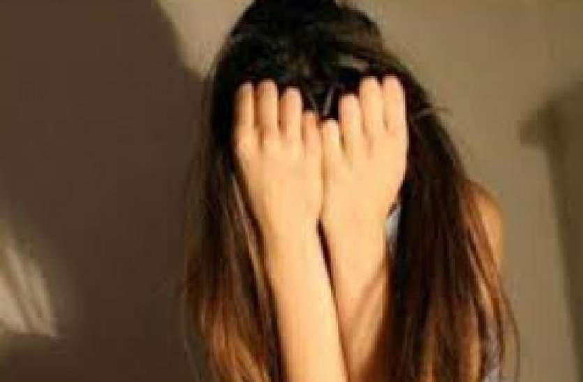 Minor girl raped by stepfather दरिंदगी! सौतेले पिता ने किया आठ साल की बेटी से दुष्कर्म, देता था जान से मारने की धमकी