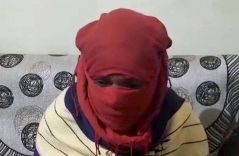 चाची ने करवाया भतीजी का बलात्कार, इस बहाने होटल ले जाकर किया युवक के हवाले चाची ने करवाया भतीजी का बलात्कार, इस बहाने होटल ले जाकर किया युवक के हवाले